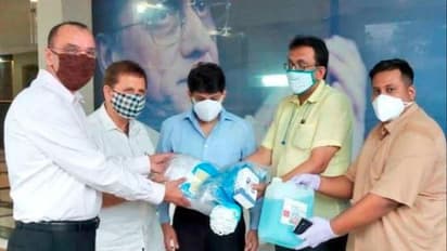 এবার কি দেবাঞ্জনের সঙ্গে ক্রিকেট যোগ, ভুয়ো ভ্যাকসিনম্যান মাস্ক-স্যানিটাইজার দিয়েছিল সিএবি-তে