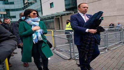 मंत्रालय में सहयोगी को Kiss करते दिखे मंत्री, सोशल डिस्टेंसिंग तोड़ने का लगा आरोप तो दिया इस्तीफा