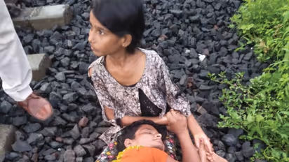 मां को मौत के दरवाजे से बचा लाई 12 साल की बहादुर बेटी, ट्रेन के सामने हो गई खड़ी..तभी आ गई मासूम