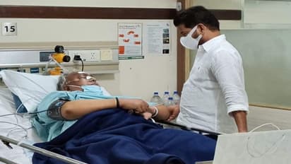 ఆస్పత్రిలో విహెచ్ ను పరామర్శించిన రేవంత్ రెడ్డి: సలహాలిచ్చారని వెల్లడి