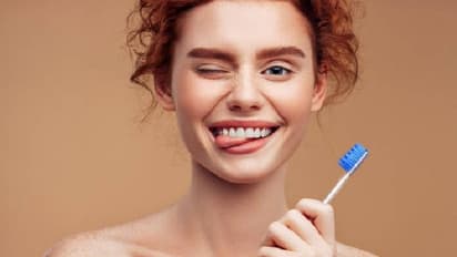 জিভ পরিষ্কার রাখলেই কমবে বয়স, জানুন কীভাবে