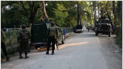 జమ్మూ కాశ్మీర్ లోని పుల్వామాలో ఉగ్రదాడి.. పోలీసు మృతి, సీఆర్పీఎఫ్ జవానుకు గాయాలు