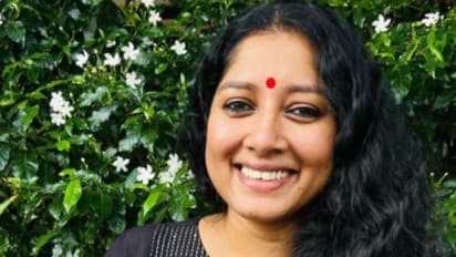 നിറത്തിന്റെയും ജാതിയുടെയുമൊക്കെ പേരില് ആള്ക്കാരെ വിലയിരുത്തുന്നത് അവസാനിപ്പിക്കണം: അനുമോള്