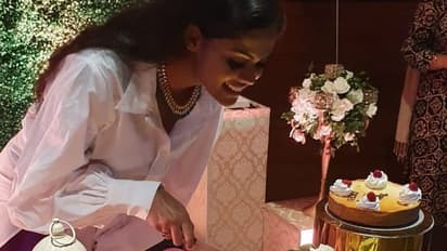 தன்னுடைய 29 பிறந்தநாளை குடும்பத்துடன் கொண்டாடிய நடிகை ராதா மகள் கார்திகா..! கியூட் கொண்டாட்ட புகைப்படங்கள்..!