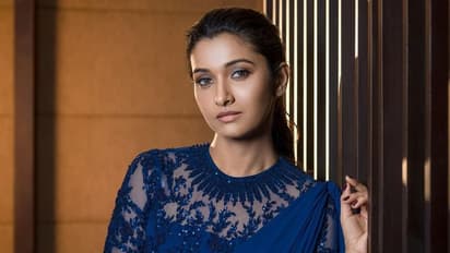 பட வாய்ப்பை பிடிக்க கவர்ச்சிக்கு தாவிய பிரியா பவானி சங்கர்! அரைகுறை ஆடையில் அதகளப்படுத்தும் ஹாட் போட்டோஸ்