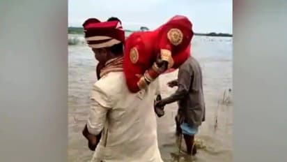 വീഡിയോ: വധുവിനെ തോളിലേറ്റി പുഴ മുറിച്ചുകടക്കുന്ന വരന്