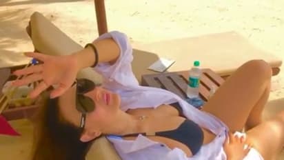 বক্ষবিভাজিকায় ঝড়, গোয়া বিচে ছুটি কাটাতে গিয়ে ভাইরাল আমিশা, হটপোজে ঘাম ঝড়ছে নেটপাড়ার