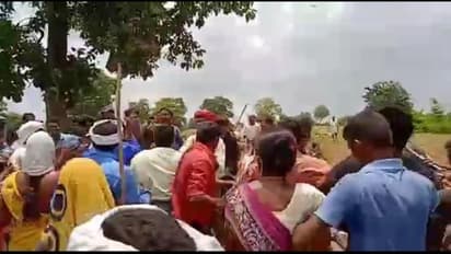 కేటీఆర్ ఇలాకాలో పోడుభూముల చిచ్చు... గిరిజన మహిళలపై కర్రలతో దాడి (వీడియో)