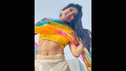 கண்ணை பறிக்கும் ஹிப் செயின்... மெல்லிய தாவணியை பறக்க விட்டு இளம் நெஞ்சை புகையவிட்ட சாக்ஷி அகர்வால்..!