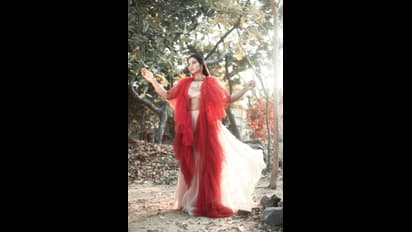 டல் மேக்அப்... செம்ம ஸ்டைலிஷாக ரெட் குயின் போல் போஸ் கொடுத்த ஐஸ்வர்யா ராஜேஷ்..!