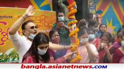 'পাশে আছি', সোনাগাছির দুর্বার দূর্গা উৎসব কমিটির খুঁটি পুজোতে মদন মিত্র