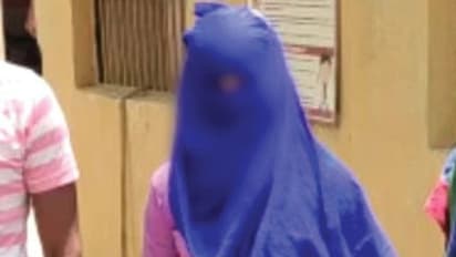 रूह कांप जाए: पति ने दोस्तों से सामने करवाया पत्नी का गैंगरेप, प्राइवेट पार्ट में डाली मिर्च-झंडू बाम