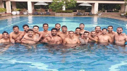 స్విమ్మింగ్ పూల్లో జలకాలాడుతూ ఎంజాయ్ చేస్తున్న ధావన్ టీం... వీళ్లు కూడా ముంచరు కదా...