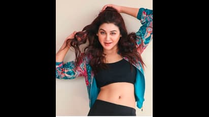 জিভ দিয়ে চাটছে সারা মুখ, কাকে বুকে জড়িয়ে ধরে চুমু খাচ্ছেন জয়া, আদরে মাখা ভিডিও ভাইরাল নিমেষে