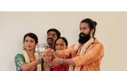 கேஜிஎஃப் பட ஹீரோ யாஷ் வீட்டு கிரஹப்பிரவேசம்...! வைரலாகும் போட்டோஸ்..!