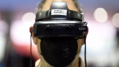 കാഴ്ചാപരിമിതിയുള്ള മകന് വേണ്ടി 'സ്പെഷ്യല്' കണ്ണട തയ്യാറാക്കി മാതാപിതാക്കള്