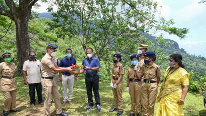 'ഒരു വയറൂട്ടാം പദ്ധതി', ഐ.ജി പി വിജയന്‍ ബോണക്കാട് ലയത്തില്‍ ഭക്ഷ്യ കിറ്റ് വിതരണം ചെയ്തു