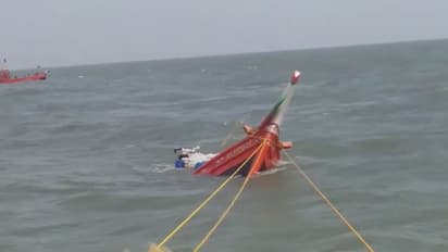 তমলুকের কাছে ফের ট্রলার ডুবি , কোনওক্রমে বার্জে উঠে বাঁচলেন যাত্রীরা