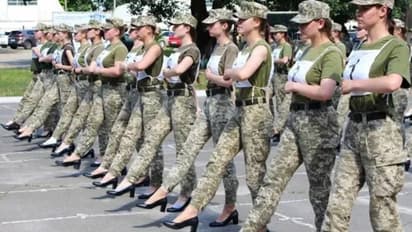 ഹൈഹീൽസിൽ പരേഡ് നടത്തുന്ന വനിതാ സൈനികർ, ഇത് ലിംഗവിവേചനമെന്ന് പ്രതികരണം, വിവാദത്തിൽ ഉക്രെയിൻ