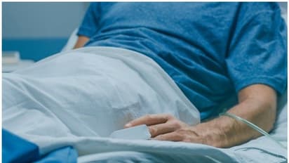 സുഹൃത്തുക്കള് യുവാവിന്റെ സ്വകാര്യഭാഗത്ത് എയര് കംപ്രസര് ഉപയോഗിച്ച് വായു കയറ്റി; പിന്നീട് സംഭവിച്ചത്...