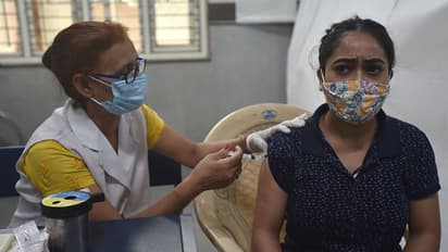 वैक्सीन की एक डोज कोरोना से बचा लेगी? हेल्थ एक्सपर्ट्स से जानिए एक और दो डोज लेने से क्या फायदा है?