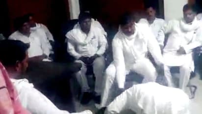 मान-सम्मान दांव पर: UP में ज‍िला पंचायत सदस्यों को दंडवत कर पैर छू रहे पूर्व सांसद, करते एक ही विनती