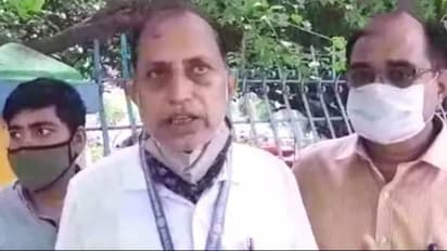 ജീവിച്ചിരിക്കുന്ന അധ്യാപകനോട് നിങ്ങൾ മരിച്ചുവെന്ന് അധികൃതർ, ഒടുവിൽ തെളിയിക്കാനായി ഓട്ടം