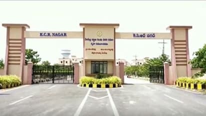 సిరిసిల్లలో డబుల్ బెడ్ రూమ్ ఇళ్ల ప్రారంభోత్సవం: లబ్దిదారులకు పట్టాలిచ్చిన కేసీఆర్