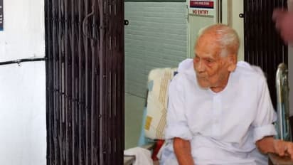 നൂറാം വയസിൽ കൊവിഡിനെ തോൽപ്പിച്ച് കരുണാകരൻ നായർ തിരികെ വീട്ടിലെത്തി