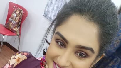 மாலை மாற்றியதை தொடர்ந்து இப்போ வனிதா கழுத்தில் தாலியையும் கட்டிய பவர் ஸ்டார்..! வைரலாகும் புகைப்படம்..!