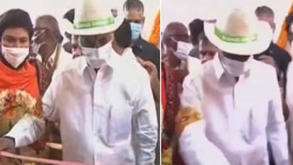 ఇళ్ల ఓపెనింగ్: కత్తెర మరిచిన అధికారులు.. కోపంతో రిబ్బన్ పీకిపారేసిన కేసీఆర్ (వీడియో)