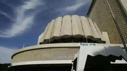 మహారాష్ట్ర అసెంబ్లీలో గందరగోళం: 12 మంది బీజేపీ ఎమ్మెల్యేలపై ఏడాది  పాటు సస్పెన్షన్