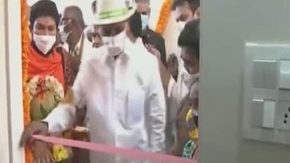 ಕತ್ತರಿ ಕಾಣೆ: ತಾಳ್ಮೆ ಕಳೆದುಕೊಂಡ ಸಿಎಂ ಕೈಯಲ್ಲೇ ರಿಬ್ಬನ್ ಎಳೆದು ಉದ್ಘಾಟನೆ!