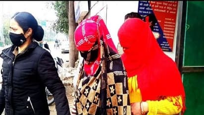 कोरोना में काम छिना तो जिस्मफरोशी करने लगीं मां-बेटी, पकड़ी गईं तो रोते हुए बोलीं-रोटी की बेबसी है साहब