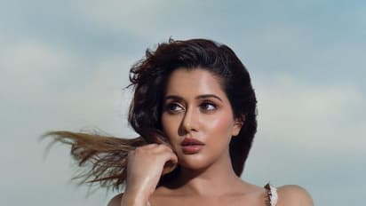 கிளாமருக்கு லீவ் விட்ட பிக்பாஸ் ரைசா.. சேலை சிலையாய் மிளிர்கிறாரே.