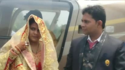 शाही अंदाज में हेलीकॉप्टर से आई ग्राम प्रधान बनी दुल्हन, एक झलक देखने उमड़ी भीड़..स्‍वागत में बरसाए फूल