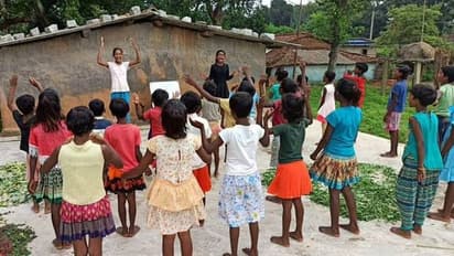 ഓൺലൈൻ ക്ലാസുകളെത്താത്ത ഗ്രാമം, കുഞ്ഞുങ്ങൾക്ക് ക്ലാസെടുത്ത് പതിനൊന്നുകാരി