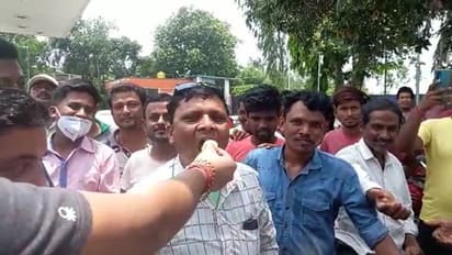 দাম বৃদ্ধির প্রতিবাদ, পেট্রোল পাম্পে ক্রেতাদের মিষ্টিমুখ তৃণমূল কর্মীদের