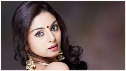 சனம் ஷெட்டிக்கு ஆபாச மெசேஜ் அனுப்பிய கல்லூரி மாணவர்..! அதிரடியாக கைது செய்த போலீசார்..!