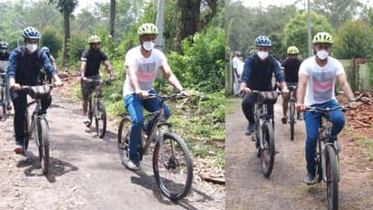 ജനഹൃദയം കീഴടക്കിയ ദേവികുളം സബ് കളക്ടർക്ക് യാത്രയയപ്പ്, മടക്കം സൈക്കിളില്