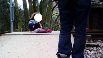 ചിത്രമെടുക്കാനായി കുഞ്ഞിനെ ഇരുത്തിയത് റെയിൽവെ ക്രോസിംഗിൽ!