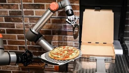 ഈ റെസ്റ്റോറന്റില് പിസ ഉണ്ടാക്കുന്നത് റോബോട്ടുകൾ; വൈറലായി വീഡിയോ