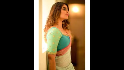 காட்டன் சேலையில் தாறுமாறு பண்ணும் பிக்பாஸ் ஷிவானி..! குறையாத அழகில் குதூகல போஸ்..!