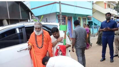 ಸಿಎಂ ನಿವಾಸಕ್ಕೆ ರಂಭಾಪುರಿ ಶ್ರೀ: ಪಾದಪೂಜೆ ಮಾಡಿದ ಬಿಎಸ್‌ವೈ ಪುತ್ರರು