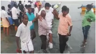 காலை வைக்கத் தயக்கம்... அமைச்சரை அலேக்காக தூக்கிச் சென்ற மீனவர்..!