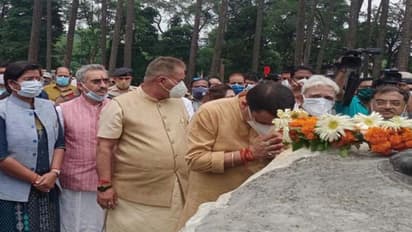 मुख्यमंत्री पुष्कर सिंह धामी ने किया शौर्य स्थल जाकर शहीदों को नमन, रोपे चिनार के पौधे