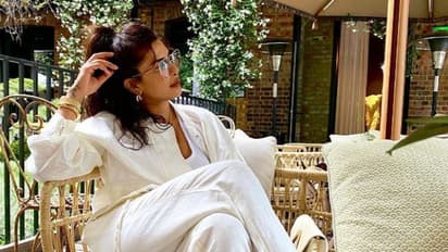 ರಾಣಿಯಂತೆ ಪೋಸ್ ಕೊಟ್ಟ ದೇಸೀ ಗರ್ಲ್: ಕಾಲಿನಲ್ಲಿರೋ ಟ್ಯಾಟೂ ಏನದು?