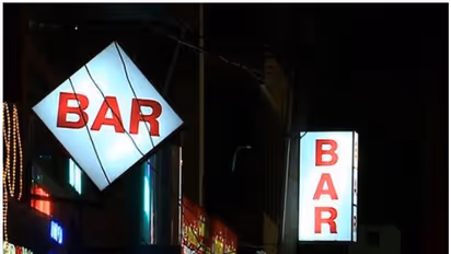 മദ്യം വിളമ്പാന്‍ വിദേശ വനിതകള്‍; കൊച്ചിയിലെ ഹോട്ടലിനെതിരെ കേസെടുത്തു