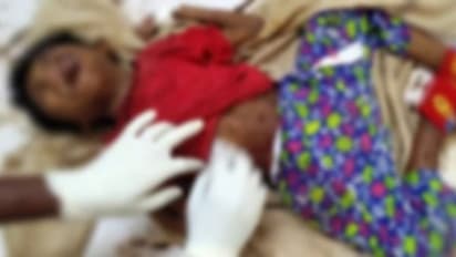 కదులుతున్న రైల్లోంచి కన్న కూతురిని విసిరేసి... కసాయి తల్లి కర్కశత్వం (వీడియో)