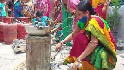 মাটির উনুন জ্বালিয়ে জলে রান্না, দেখুন শহর জুড়ে তৃণমূলের বিক্ষোভের অভিনব সব ছবি